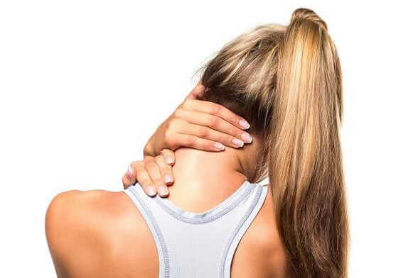 Eine Osteochondrose der Halswirbelsäule äußert sich in Schmerzen im Nacken und in den Schultern.