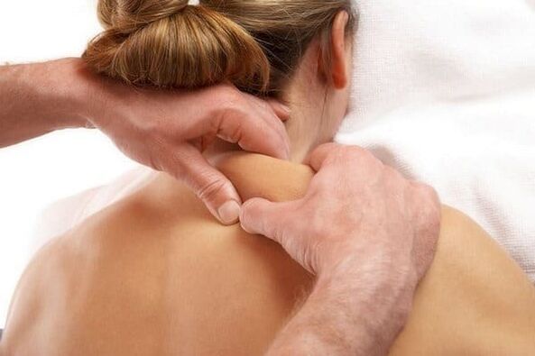 Massage hilft, den Zustand der Osteochondrose zu verbessern.