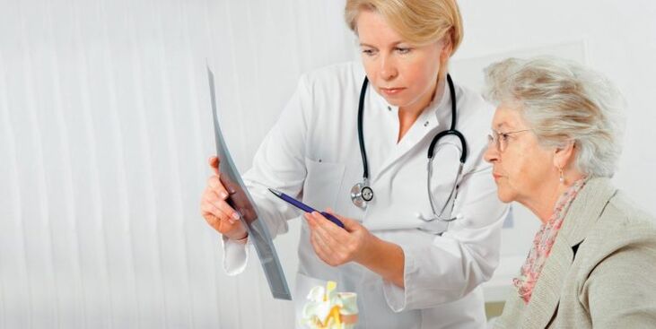 Der Arzt verschreibt eine Behandlung gegen Schmerzen im unteren Rückenbereich.